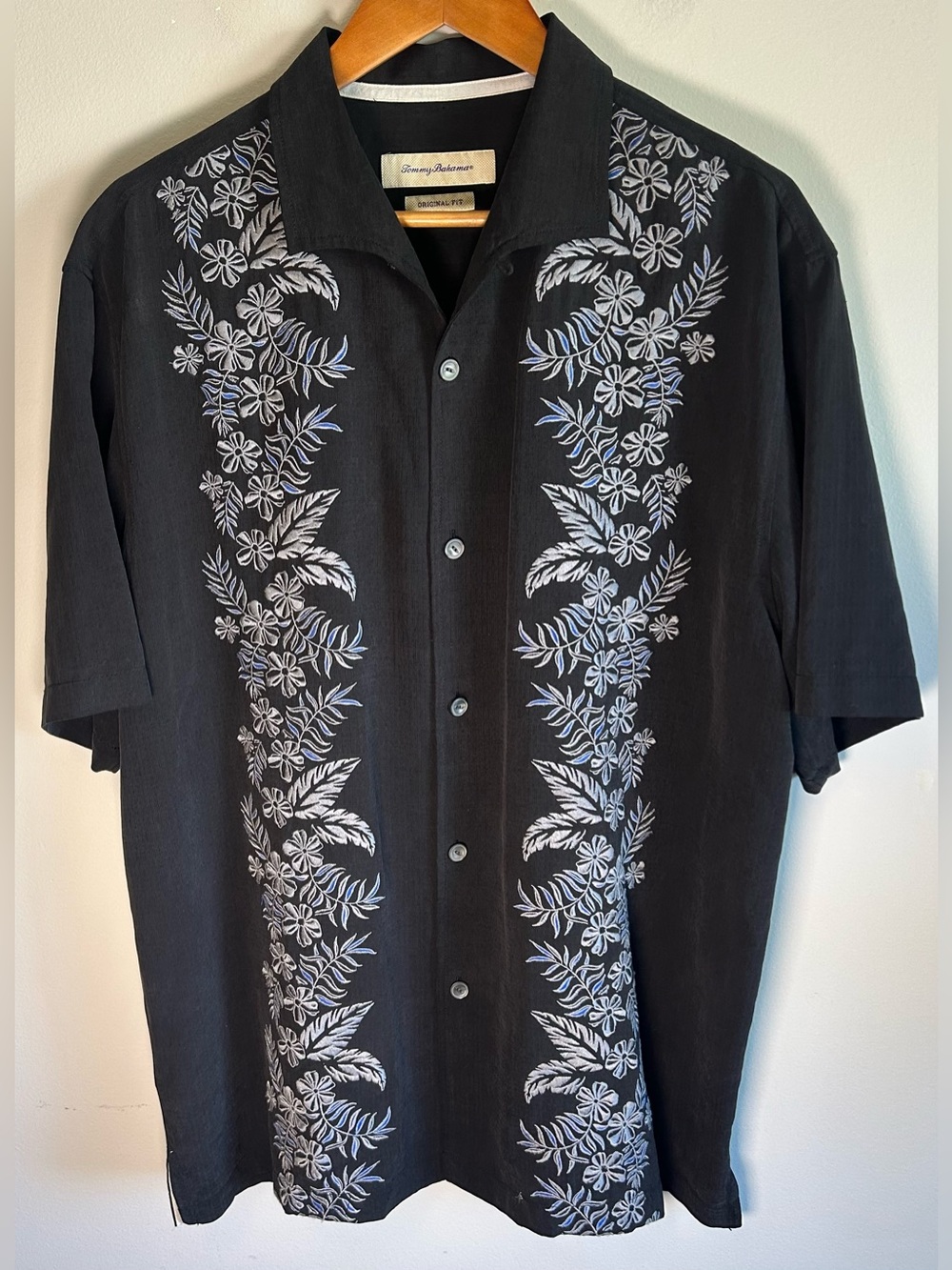 Tommy Bahama Men’s Hawaiian Button Up Shirt Sz XL Embroidered Floral Silk Camp